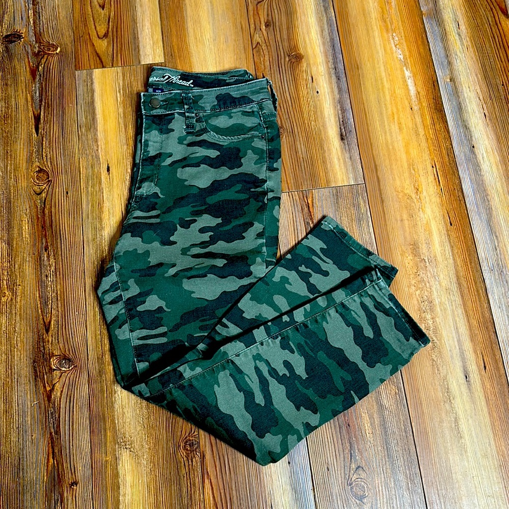 Universal thread, size 8, camo Jegging